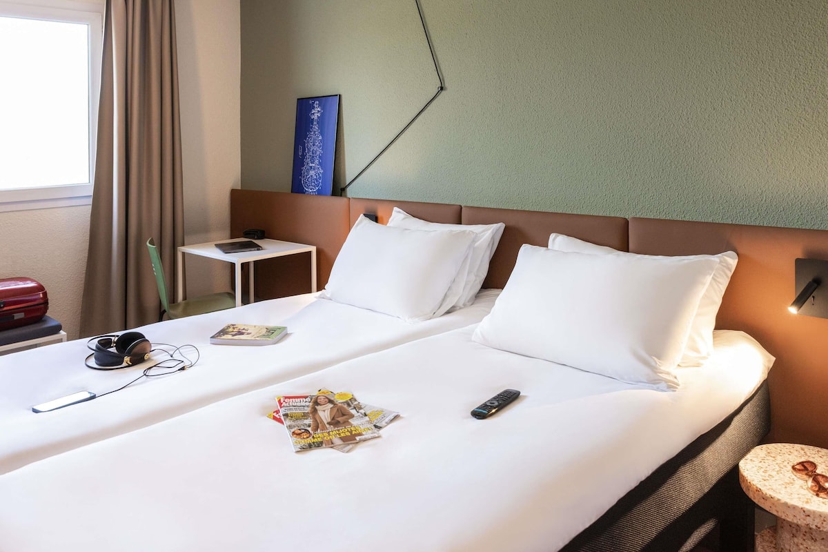 Standard Room, 2 Twin Beds | Premium bedding, desk, laptop workspace, blackout drapes