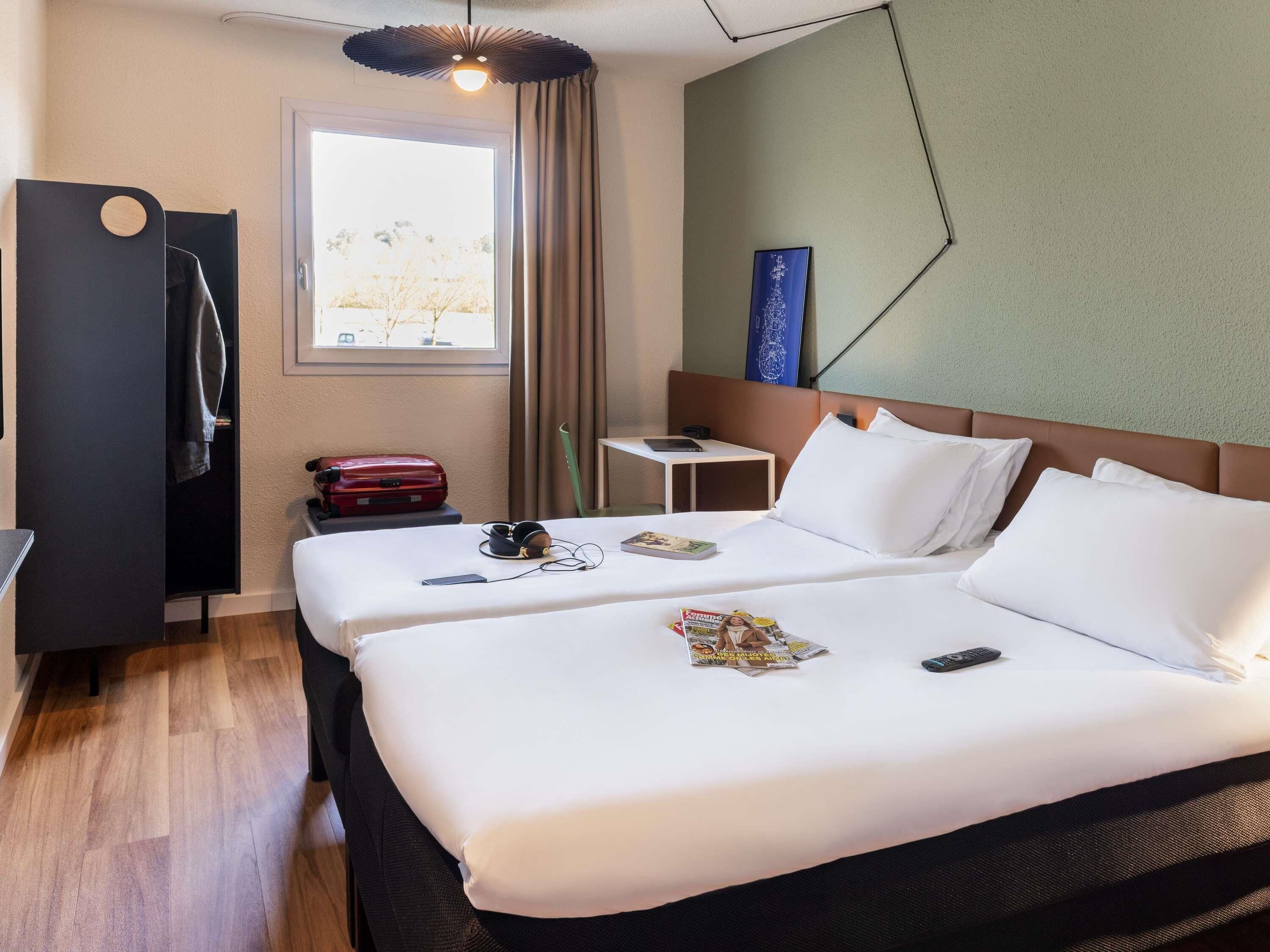 Habitación estándar, 2 camas individuales | Ropa de cama de alta calidad y escritorio 