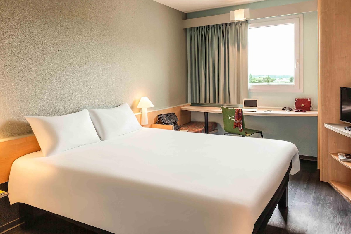 Habitación estándar doble, 1 cama doble | Ropa de cama de alta calidad y escritorio