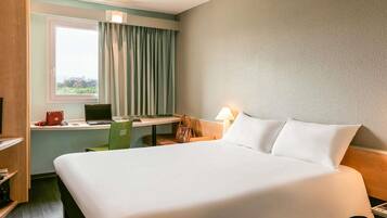 Luxe beddengoed, een bureau, een laptopwerkplek