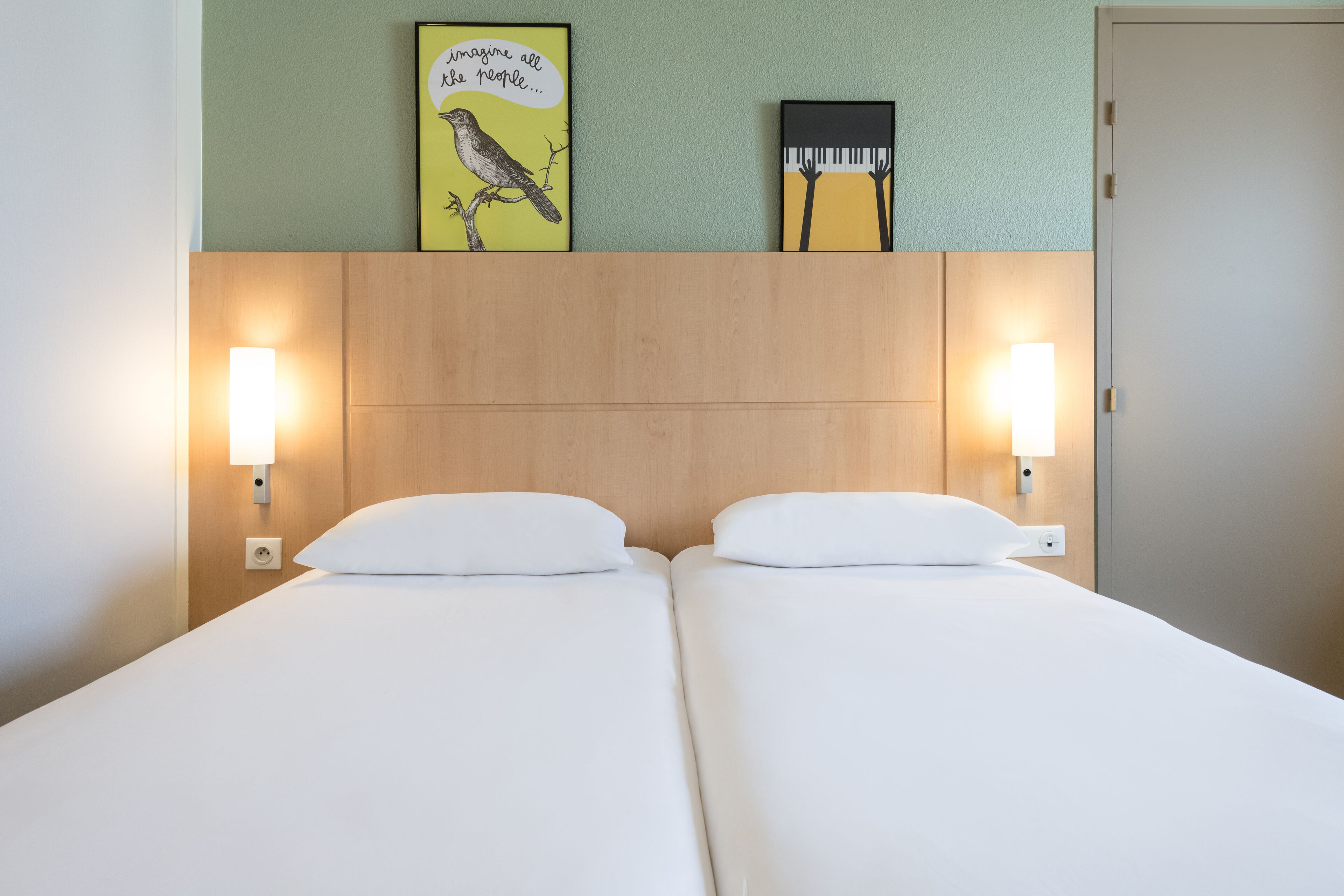 standard room, 2 single beds | premium bedding, pillow-top beds, desk, laptop workspace