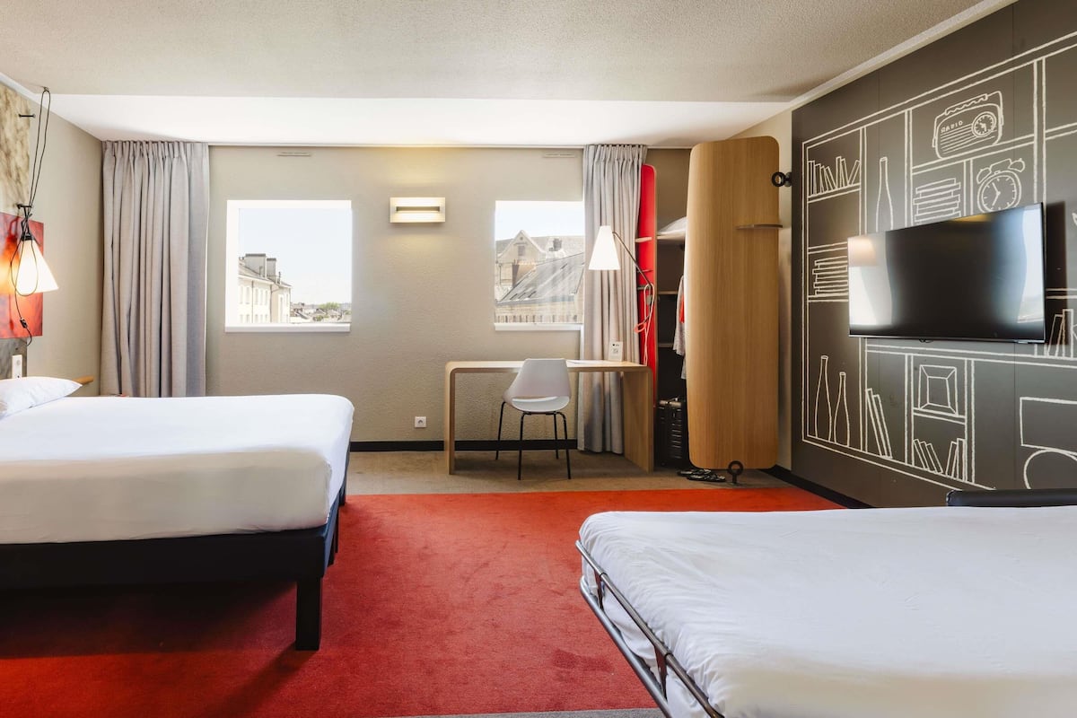 Quarto duplo standard, várias camas | Roupas de cama premium, camas com colchões pillow-top, escrivaninha