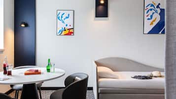 Rom – comfort, 1 dobbeltseng med sovesofa | Sengetøy av topp kvalitet, senger med overmadrass og skrivebord