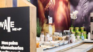 Un bufé de desayuno con diferentes alimentos y un cartel anunciando una oferta.