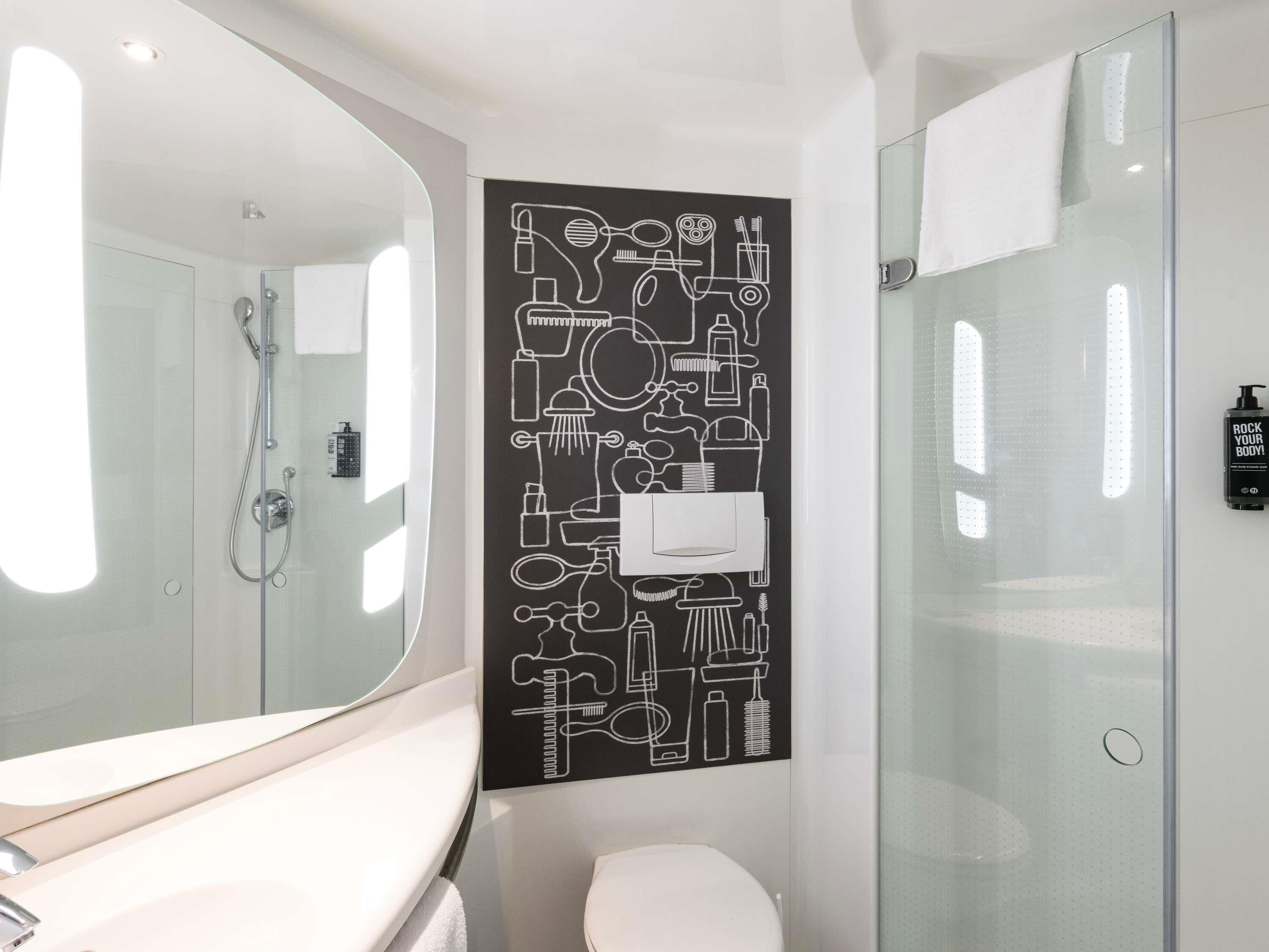 高档床上用品、加厚床垫、办公桌、笔记本电脑工作区