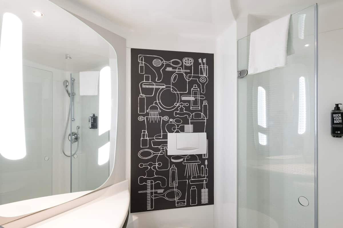 Roupas de cama premium, camas com colchões pillow-top, escrivaninha