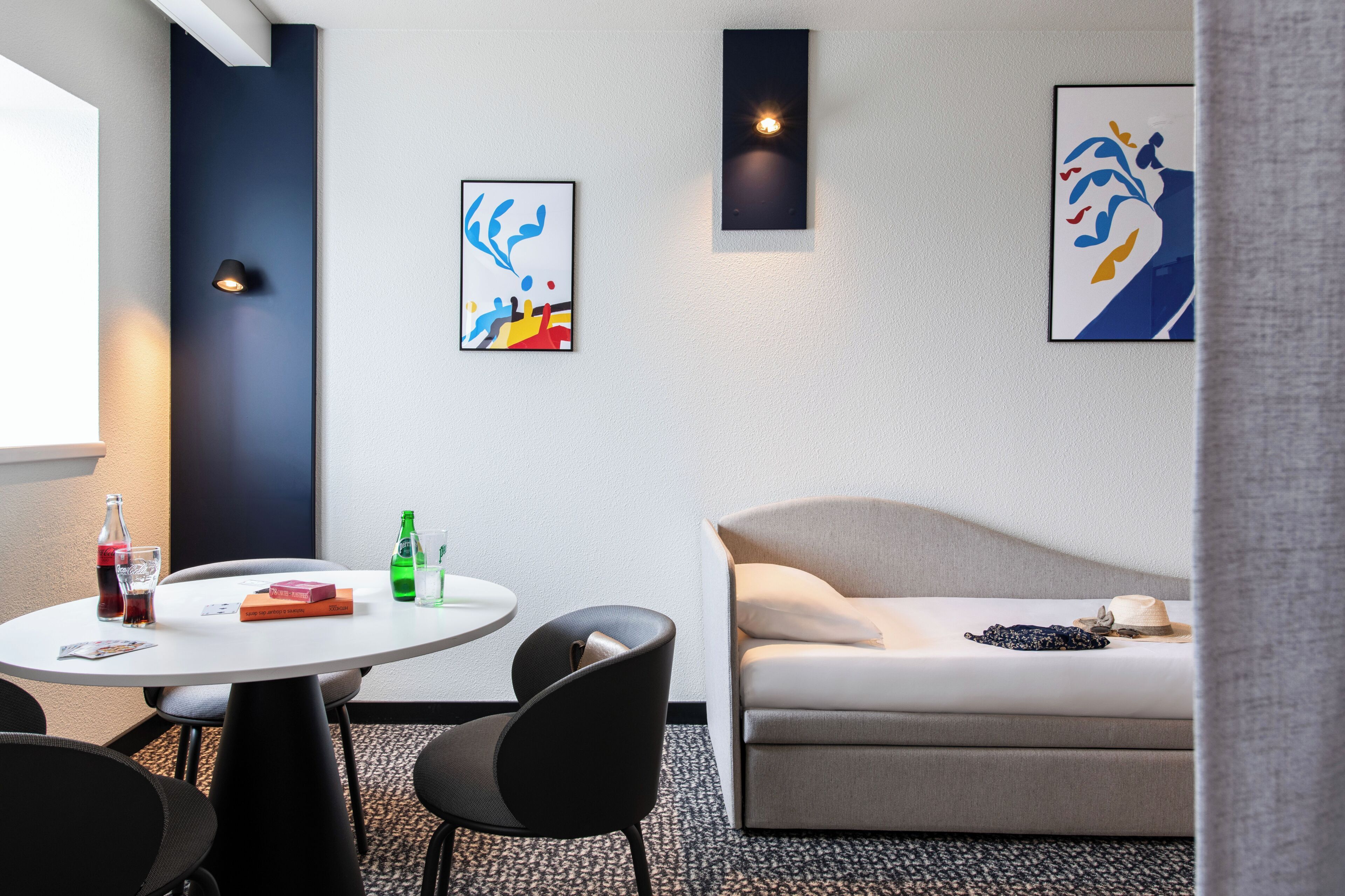 Chambre Confort, 1 lit double et 1 canapé-lit | Literie de qualité supérieure, surmatelas, bureau