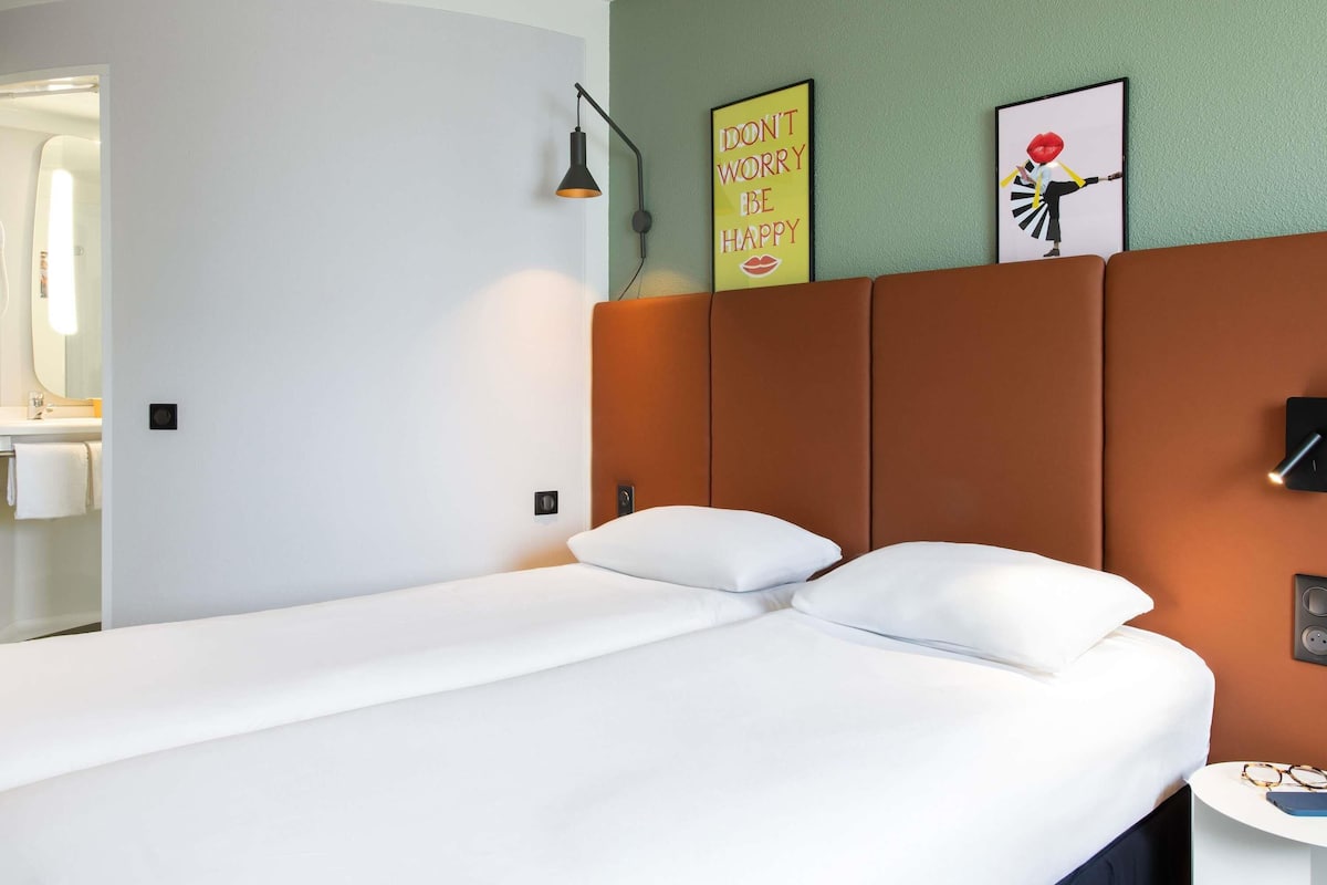 Quarto standard, 2 camas de solteiro | Roupas de cama premium, camas com colchões pillow-top, escrivaninha