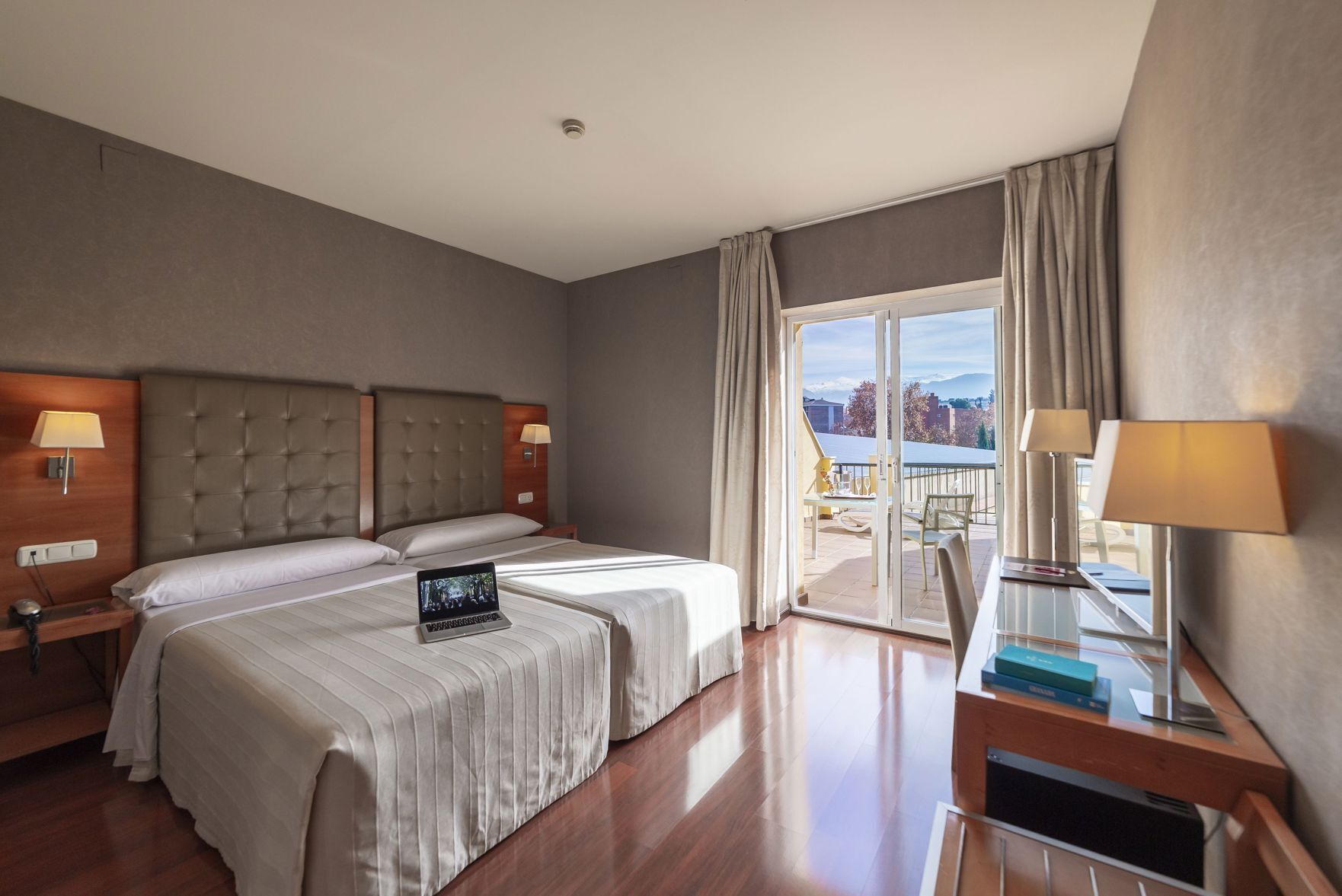 Caja de seguridad en la habitación, escritorio y cortinas blackout 