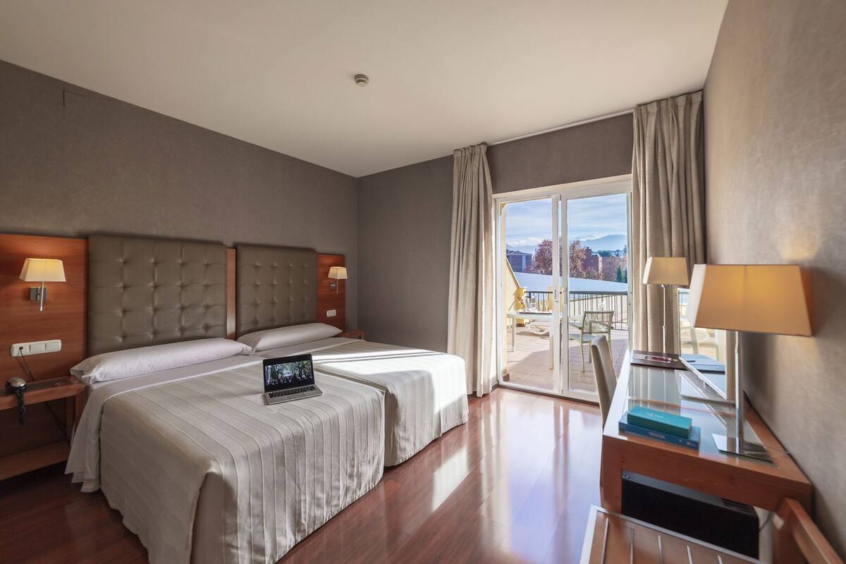 Caja de seguridad en la habitación, escritorio y cortinas blackout