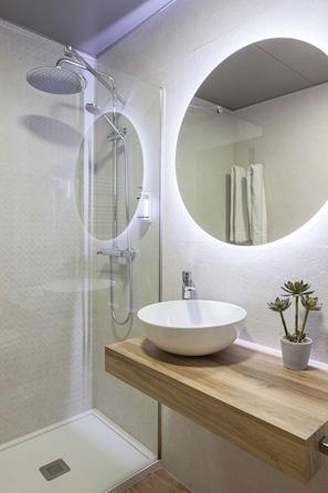 Bathtub, deep soaking tub, free toiletries, hair dryer