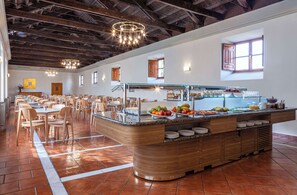 Breakfast, lunch, dinner served; Regional cuisine