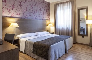 ツインルーム | セーフティボックス (室内)、デスク、遮光カーテン、WiFi (無料)