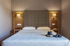 Habitación doble superior, terraza | Caja fuerte, escritorio, cortinas opacas y wifi gratis