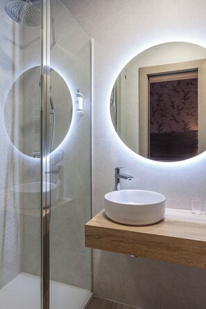 浴槽、深めの浴槽、バスアメニティ (無料)、ヘアドライヤー