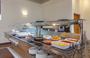 Tägliches Frühstücksbuffet (13 EUR pro Person)