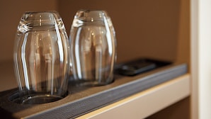 Dos vasos de vidrio transparentes en una repisa.