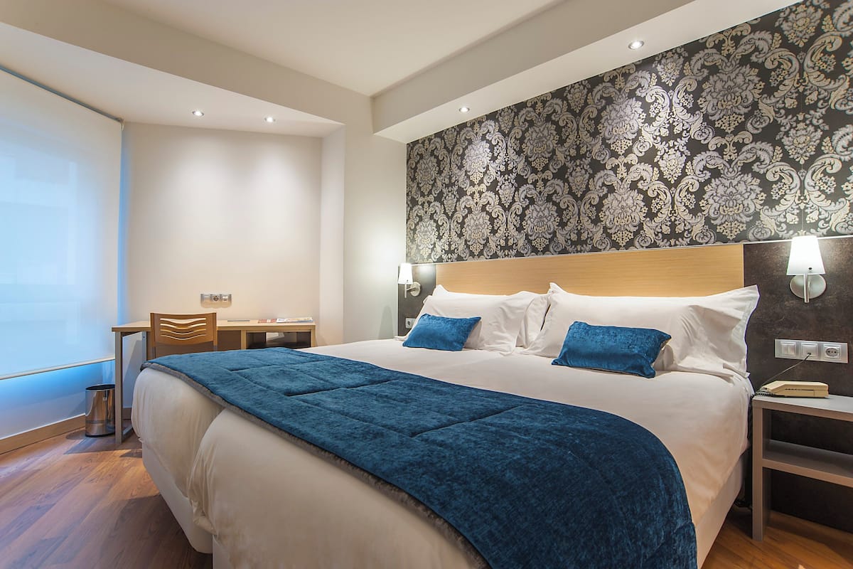 ميني بار وخزنة داخل الغرفة ومكتب وتجهيزات عازلة للصوت