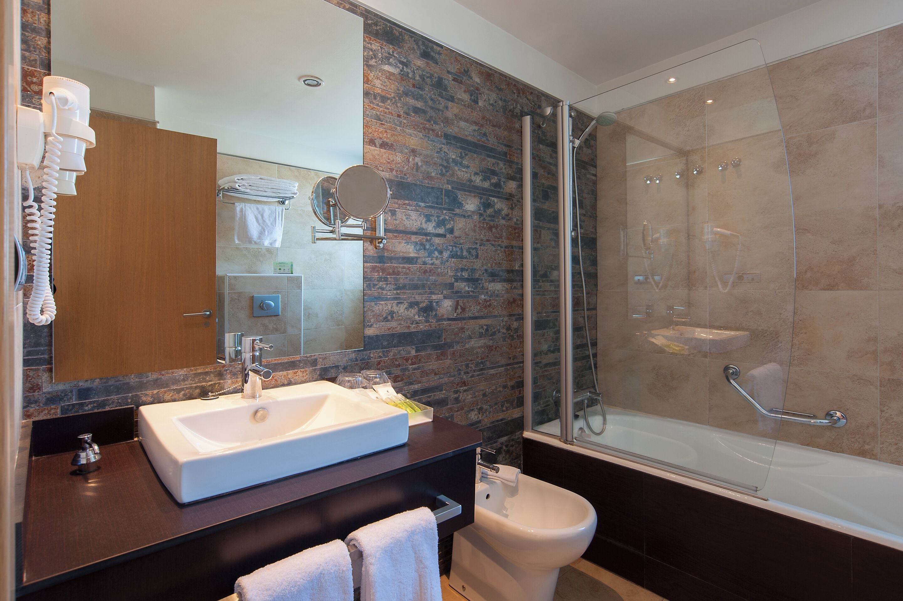 superior double room | bathroom | free toiletries, hair dryer, bidet, towels
