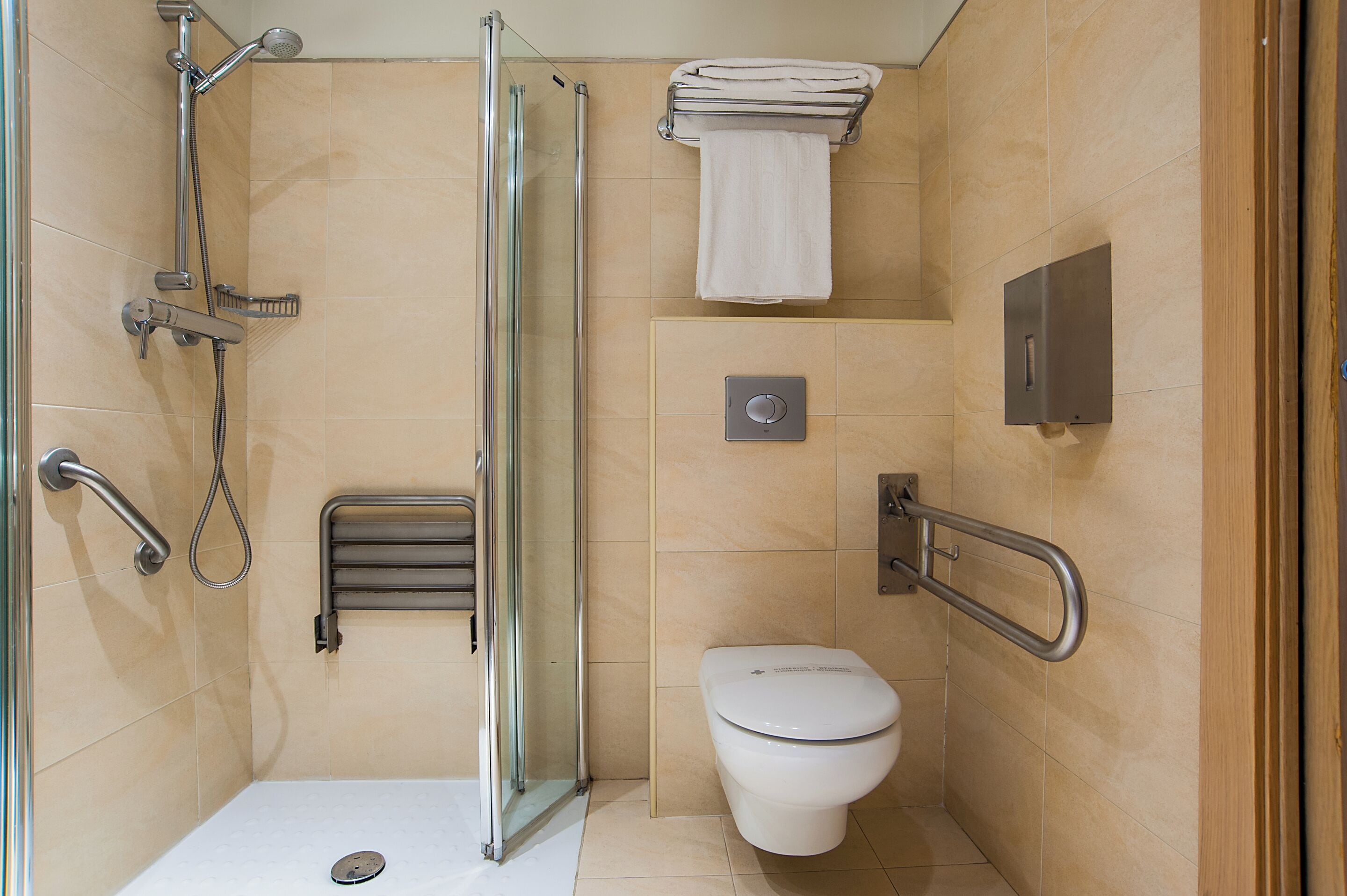 classic twin room | bathroom | free toiletries, hair dryer, bidet, towels