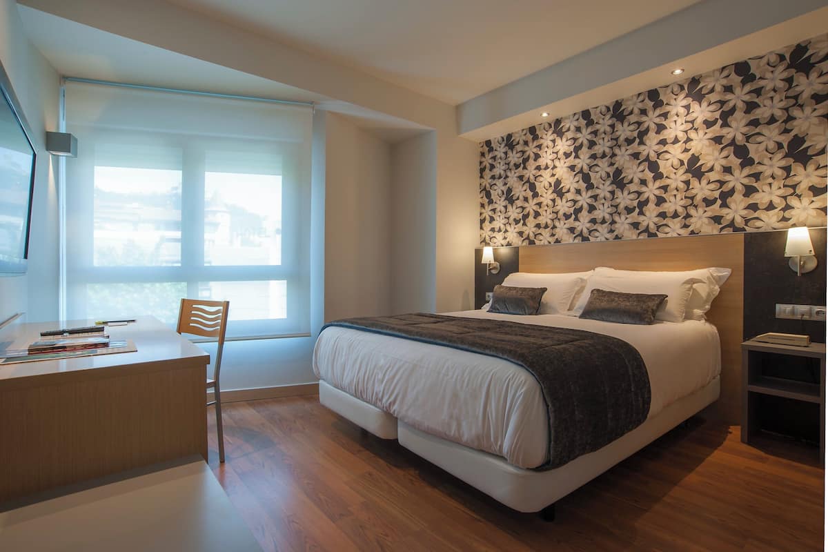 ميني بار وخزنة داخل الغرفة ومكتب وتجهيزات عازلة للصوت