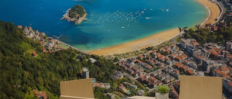 Una spiaggia nelle vicinanze