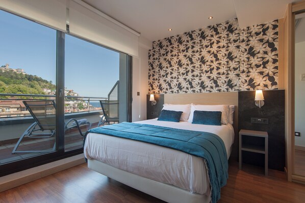 Classic Room, Sea View (View) | Minibar, in-room safe, desk, soundproofing