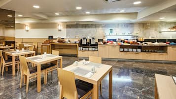 Se ofrece un desayuno bufé todos los días (por un coste adicional)