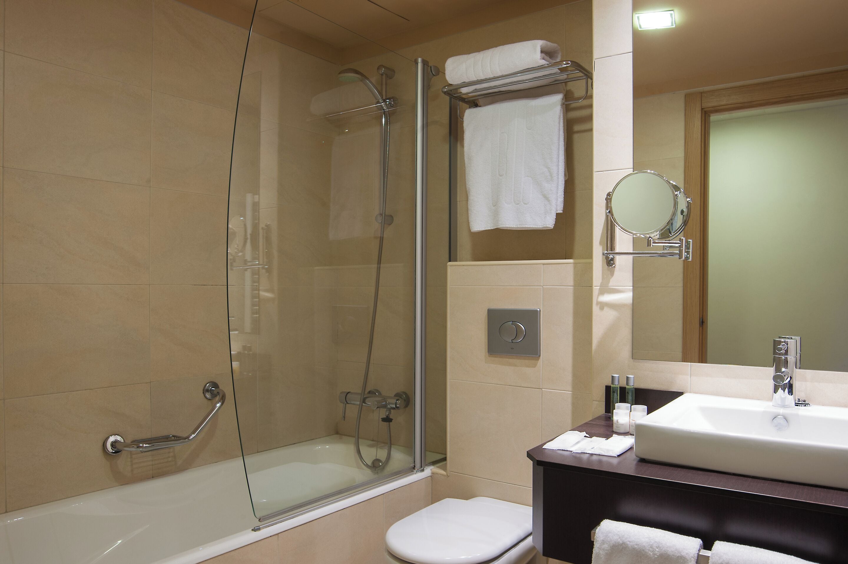 classic double room | bathroom | free toiletries, hair dryer, bidet, towels