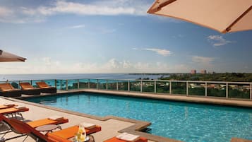 Una piscina al aire libre, cabañas de piscina gratuitas, sombrillas