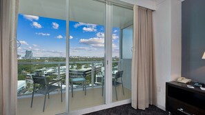 Chambre Standard, 1 très grand lit, accessible aux personnes à mobilité réduite, vue sur la ville | Vue de la chambre