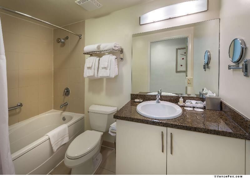 Baño | Tina con regadera, amenidades de baño gratuitas, secadora de cabello 