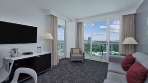 Suite, 1 cama de matrimonio grande, balcón, vistas a la ciudad (with Sofabed, Full Kitchen) | Sábanas de algodón egipcio y ropa de cama de alta calidad