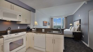 Habitación estándar, 1 cama de matrimonio grande, balcón, vistas a la bahía | Cocina básica privada | Frigorífico, cafetera o tetera y papel de cocina