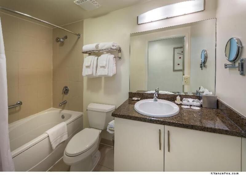 Baño | Tina con regadera, amenidades de baño gratuitas, secadora de cabello 