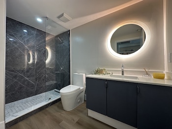 Deluxe Room, 2 Queen Beds, Balcony, City View | Bathroom | Combined shower/tub, free toiletries, hair dryer, towels at Arya Hotel & Suites Coconut Grove, WorldHotels, Distinctive