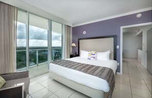 Suíte, 1 cama King, sacada, vista para a baía (with Sofabed, Full Kitchen) | 1 quarto, roupas de cama de algodão egípcio, roupas de cama premium