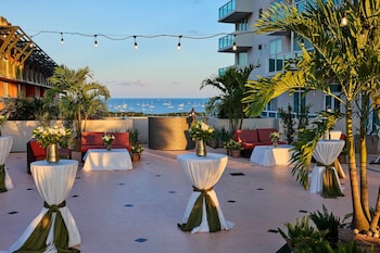 Rooftop terrace at Arya Hotel & Suites Coconut Grove, WorldHotels, Distinctive