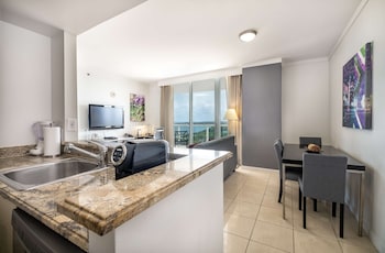 Suite, 1 King Bed, Balcony, Bay View (with Sofabed, Full Kitchen) | Egyptian cotton sheets, premium bedding, pillowtop beds, minibar at Arya Hotel & Suites Coconut Grove, WorldHotels, Distinctive