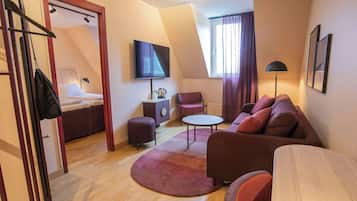 Familjerum (Standard, Three) | VÀrdeförvaringsskÄp pÄ rummet, skrivbord och strykjÀrn/strykbrÀda