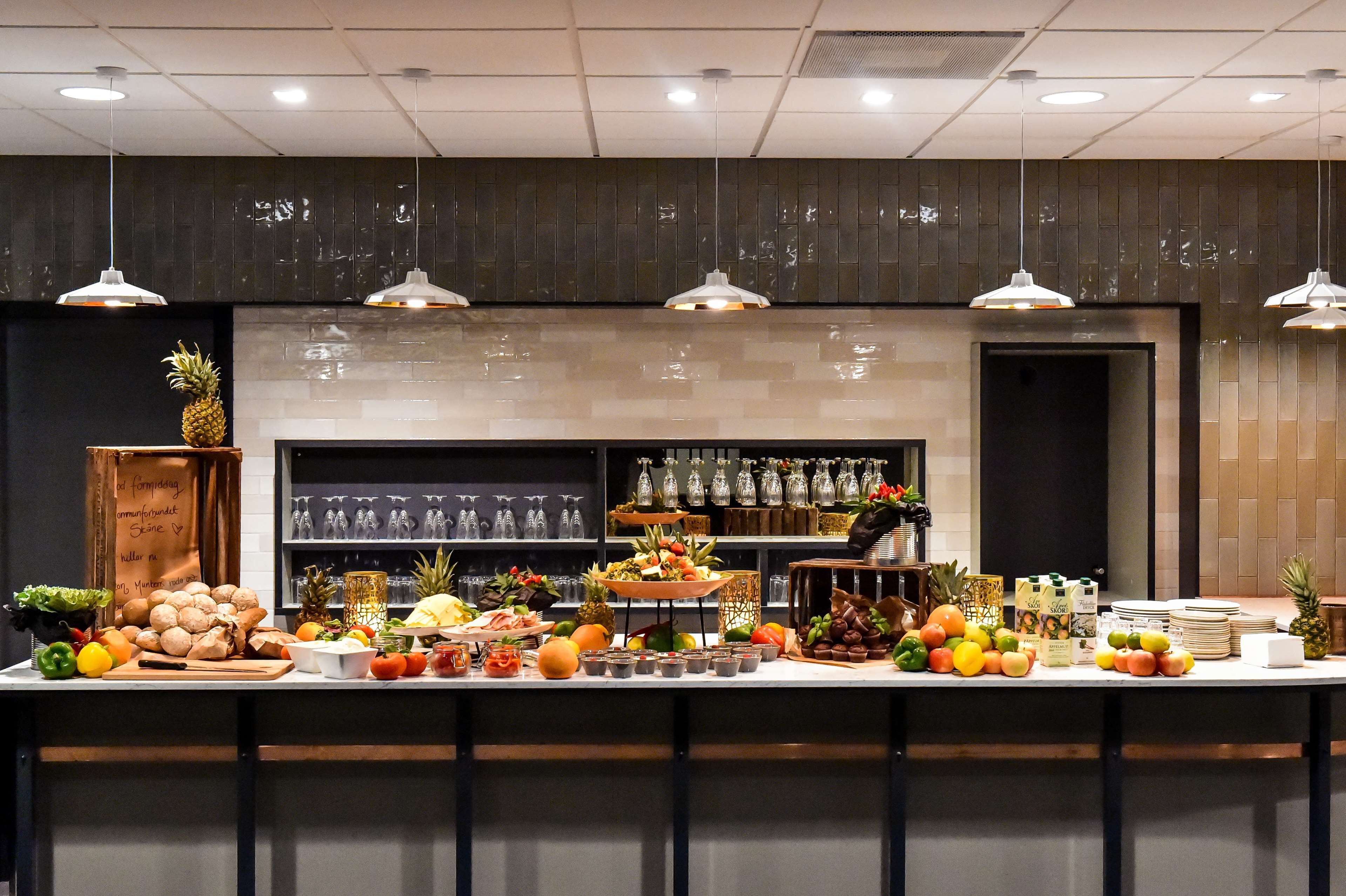 بوفيه فطور يوميًا بتكلفة قدرها (179 SEK للشخص)