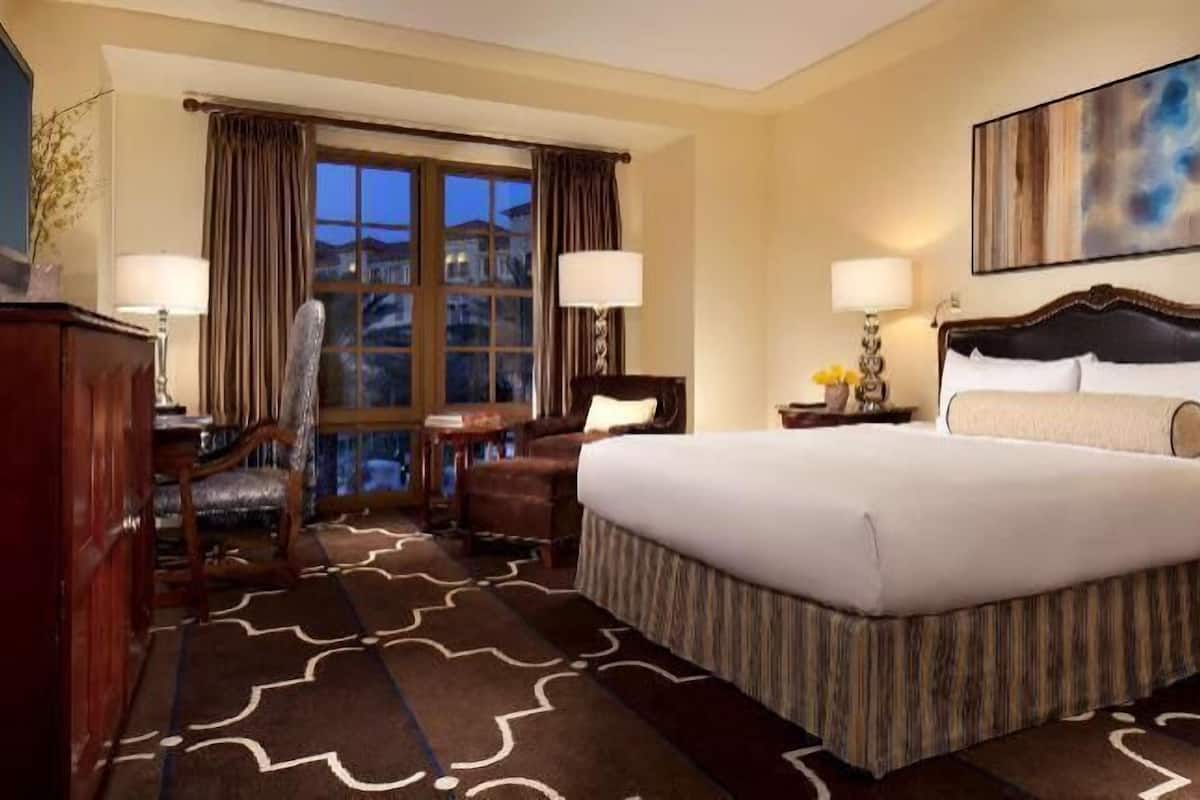 Premium bedding, pillow-top beds, minibar, in-room safe