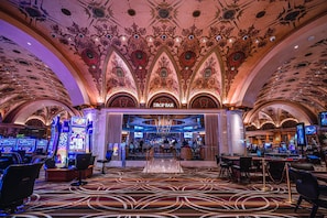 6 bars-salons, bar attenant à la piscine