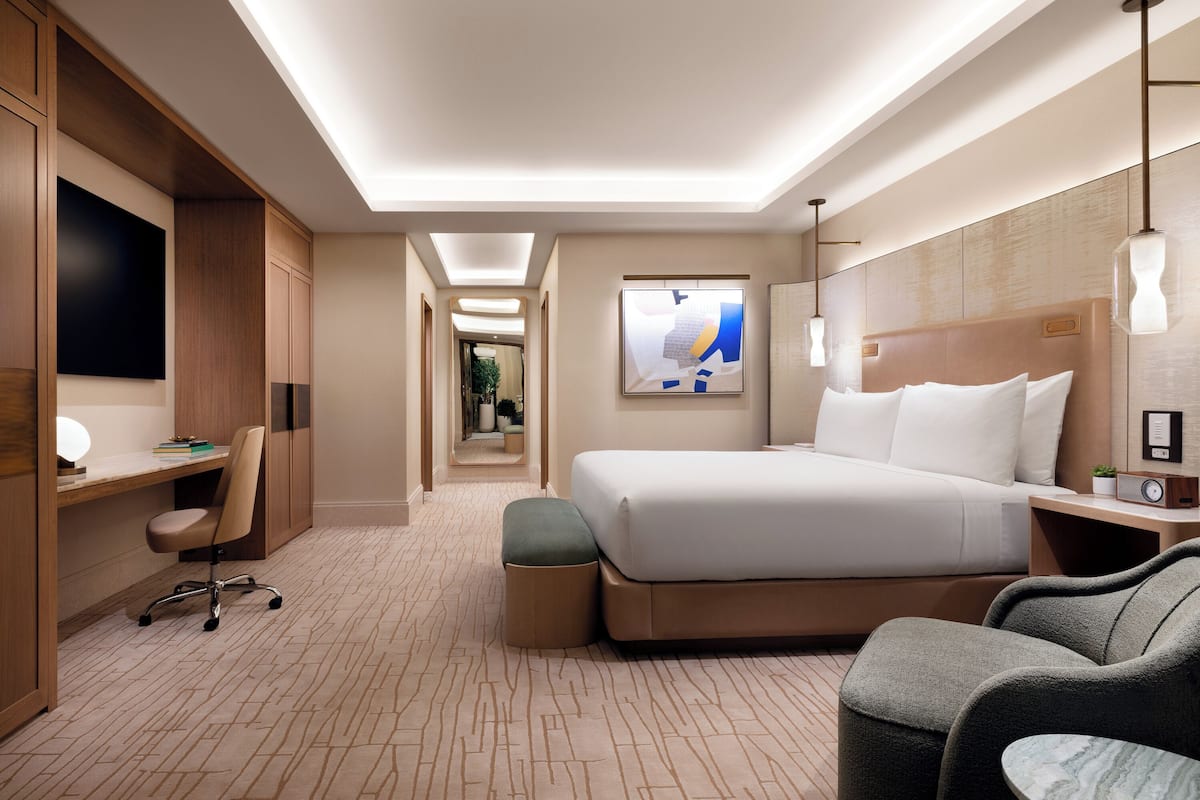 Luxury Patio Suite - Hearing Accessible - NEWLY REMODELED, NO RESORT FEES | 高級寝具、ピロートップベッド、ミニバー、セーフティボックス (室内)