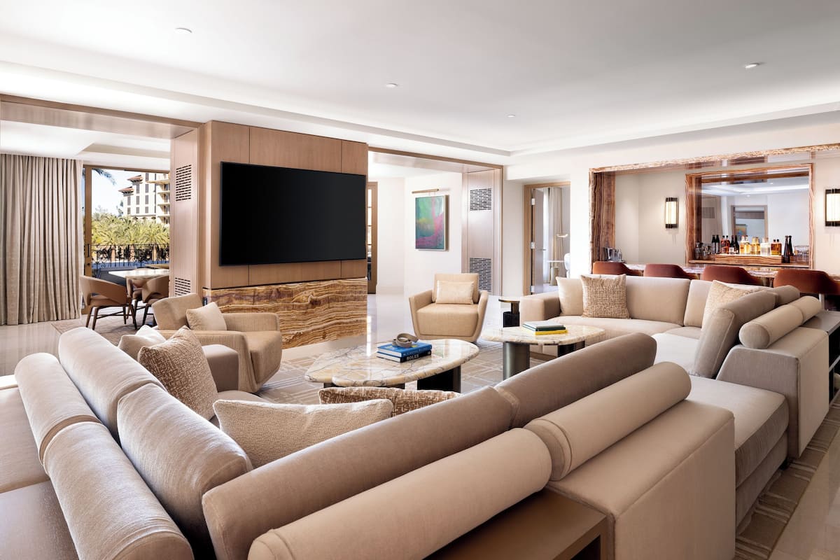 Strip Suite - 2 Bedroom - NEWLY REMODELED, NO RESORT FEES | リビング エリア