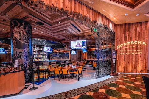 10 restaurants; breakfast, lunch and dinner served