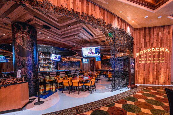 10 restaurantes, se sirven desayunos, comidas y cocina mediterránea