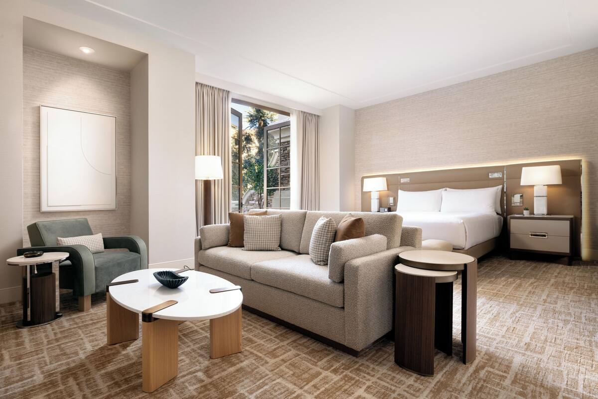 Executive King Suite with Patio- NEWLY REMODELED, NO RESORT FEES | 高級寝具、ピロートップベッド、ミニバー、セーフティボックス (室内)
