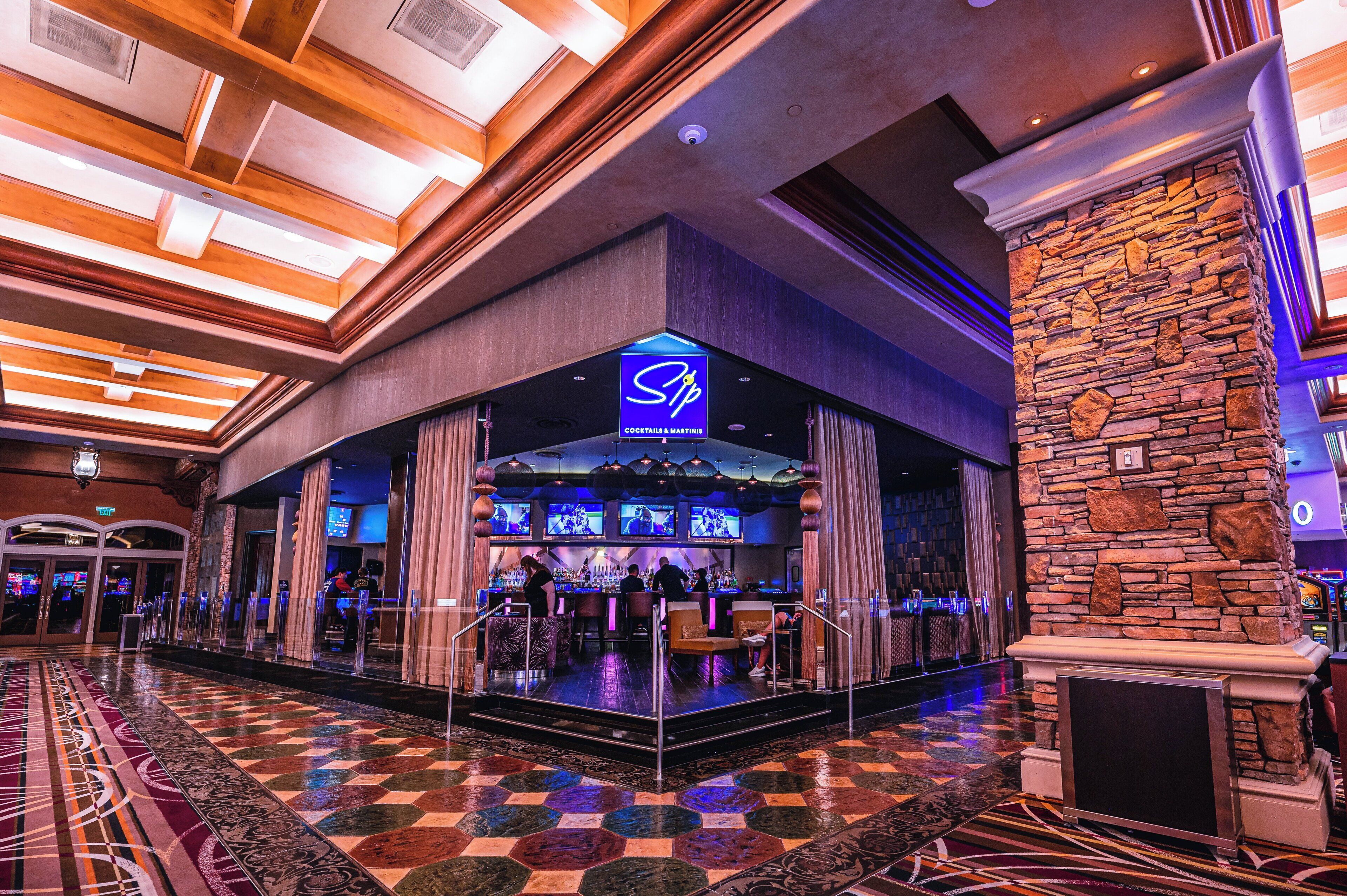 6 bares, bar junto a la piscina