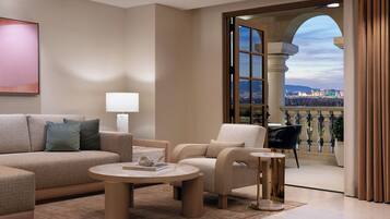 Luxury Patio Suite - Hearing Accessible - NEWLY REMODELED | Premium bedding, pillow-top beds, minibar, in-room safe